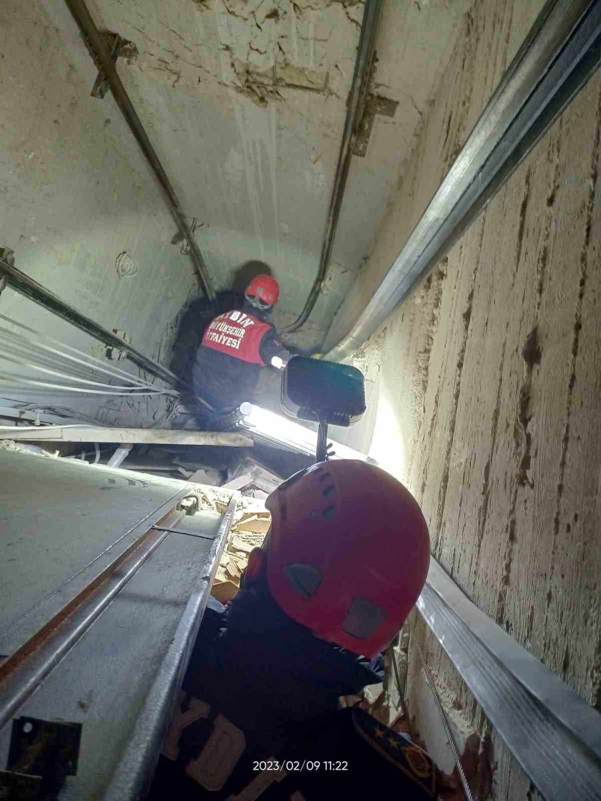 Asansör boşluğundan inip, enkazdaki genci kurtardılar