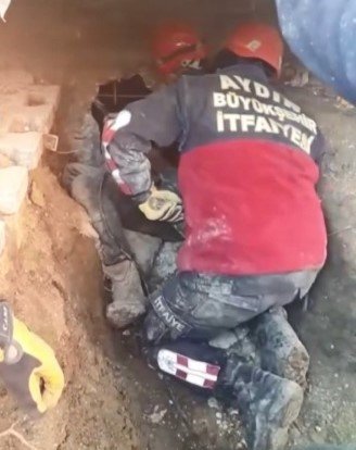 Asansör boşluğundan inip, enkazdaki genci kurtardılar