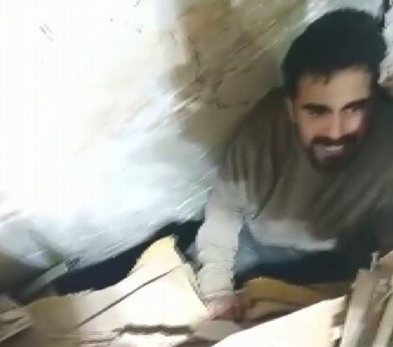 Asansör boşluğundan inip, enkazdaki genci kurtardılar