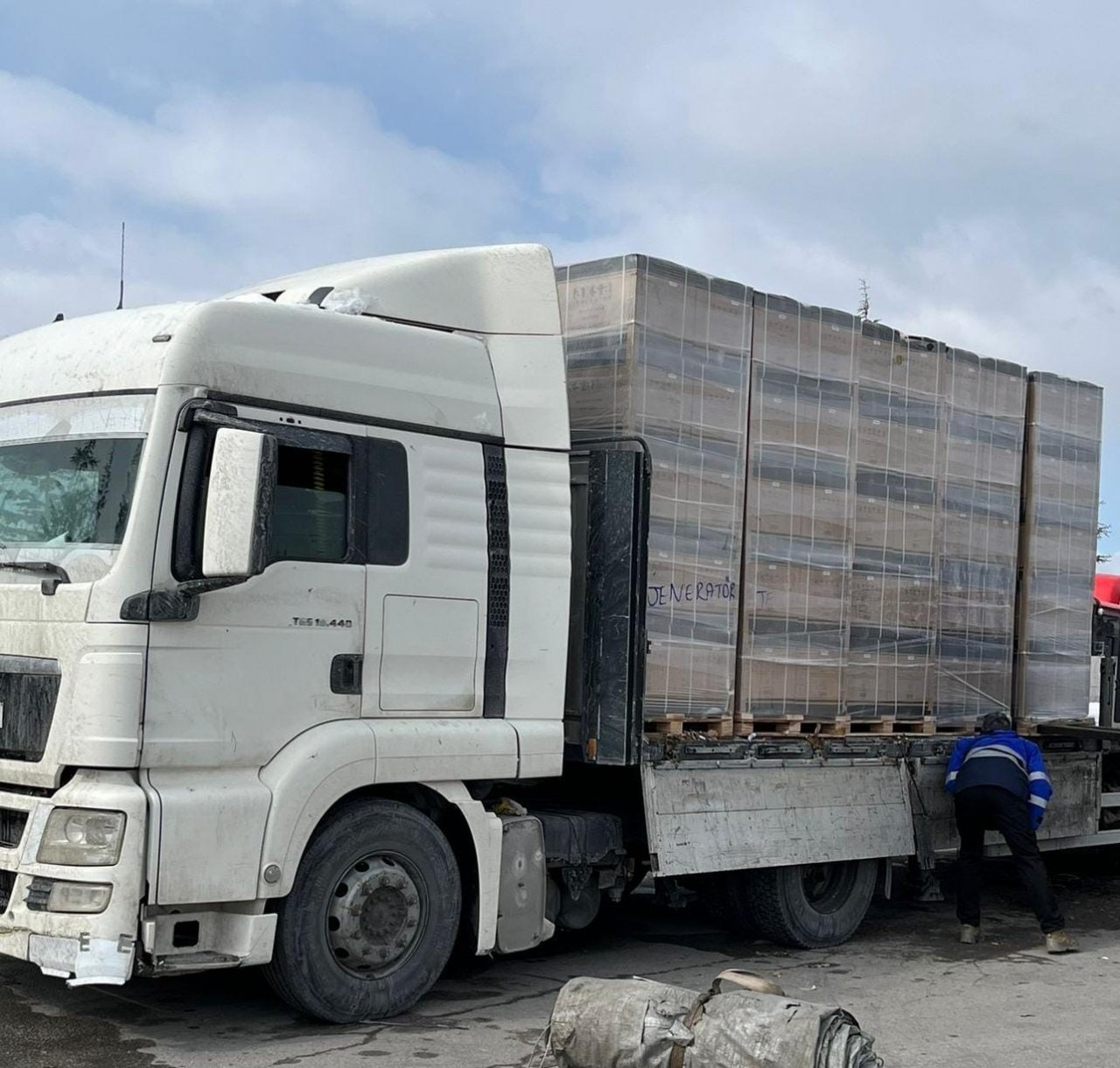 ASFAT ekipleri Hava Kuvvetlerine ait uçaklarla bölgeye insani yardım malzemeleri taşıyor