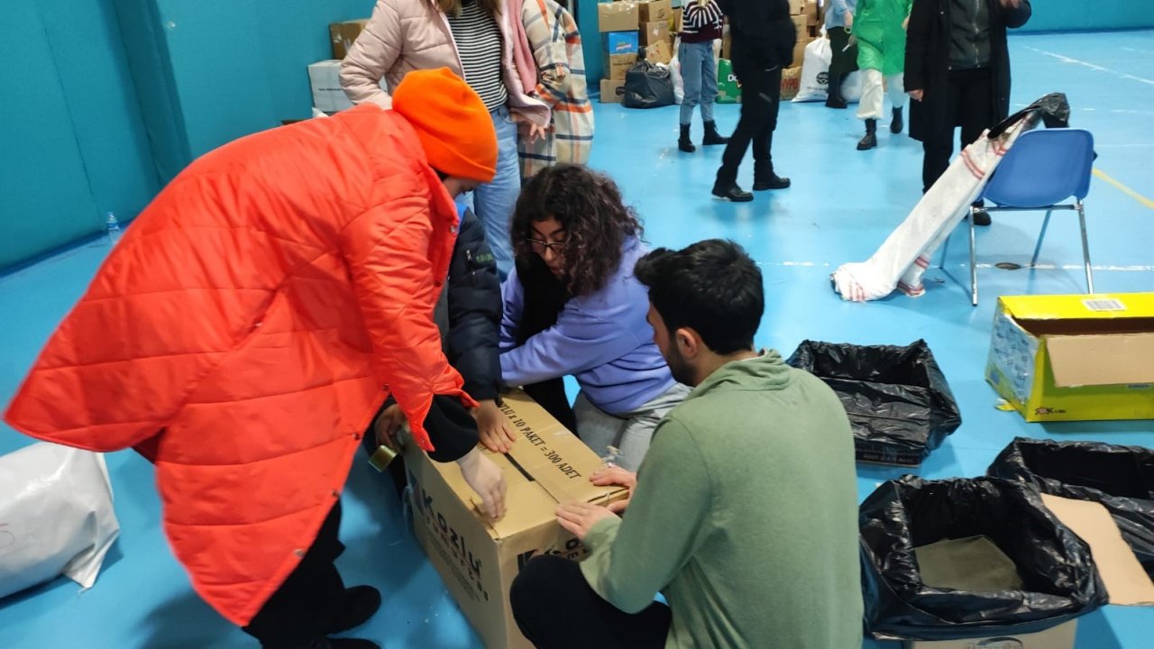 Aydınlı gençler projeyi yarım bıraktılar, depremzedelere koştular