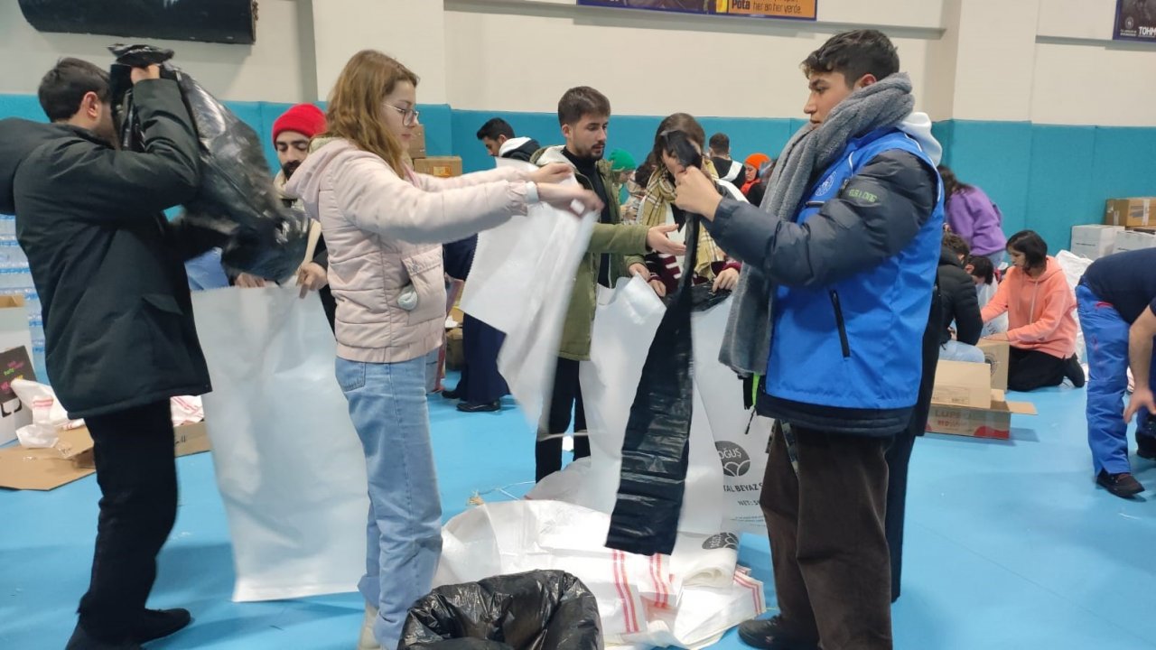 Aydınlı gençler projeyi yarım bıraktılar, depremzedelere koştular