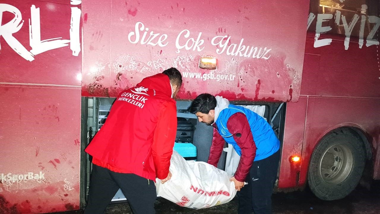Aydınlı gençler projeyi yarım bıraktılar, depremzedelere koştular