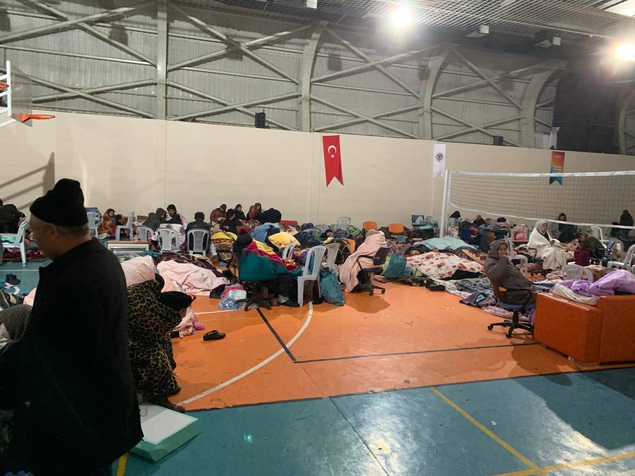 Aydınlı gençler projeyi yarım bıraktılar, depremzedelere koştular