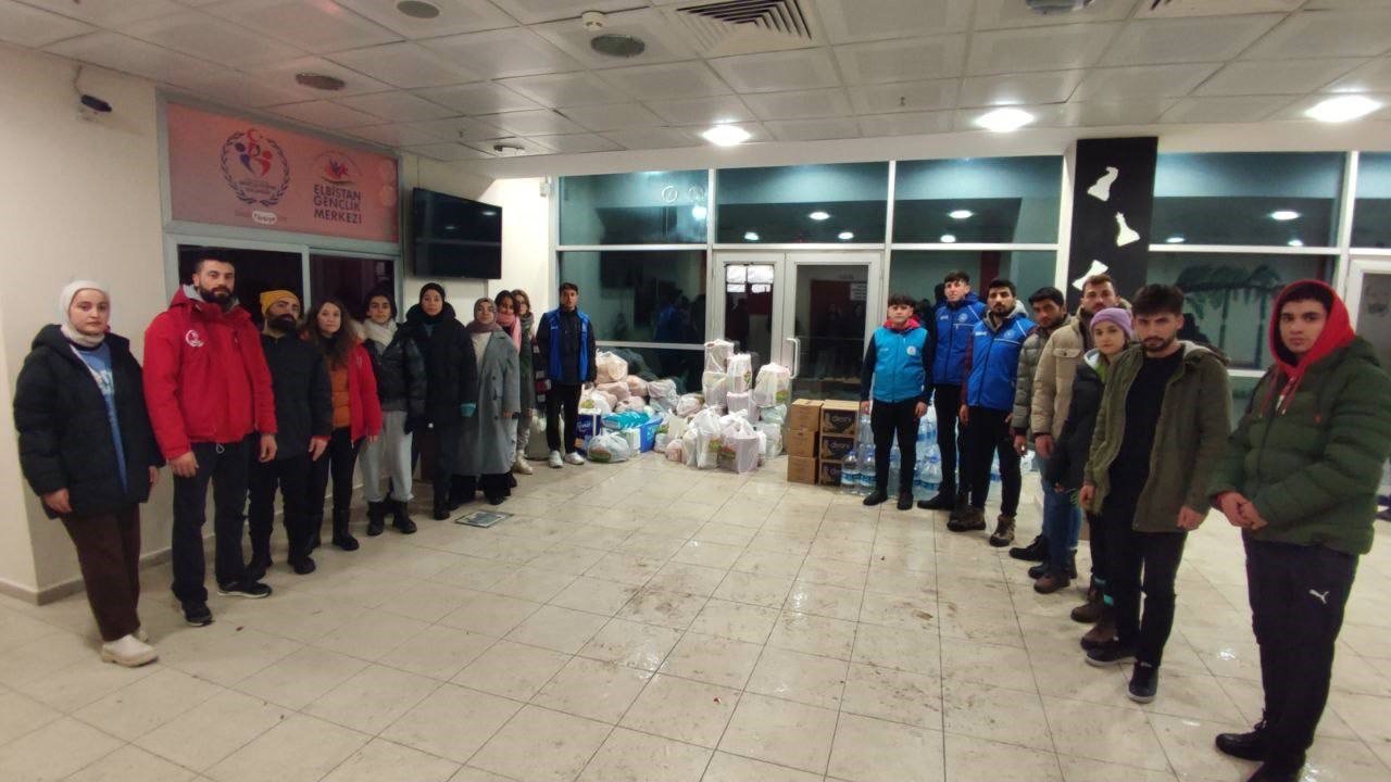 Aydınlı gençler projeyi yarım bıraktılar, depremzedelere koştular