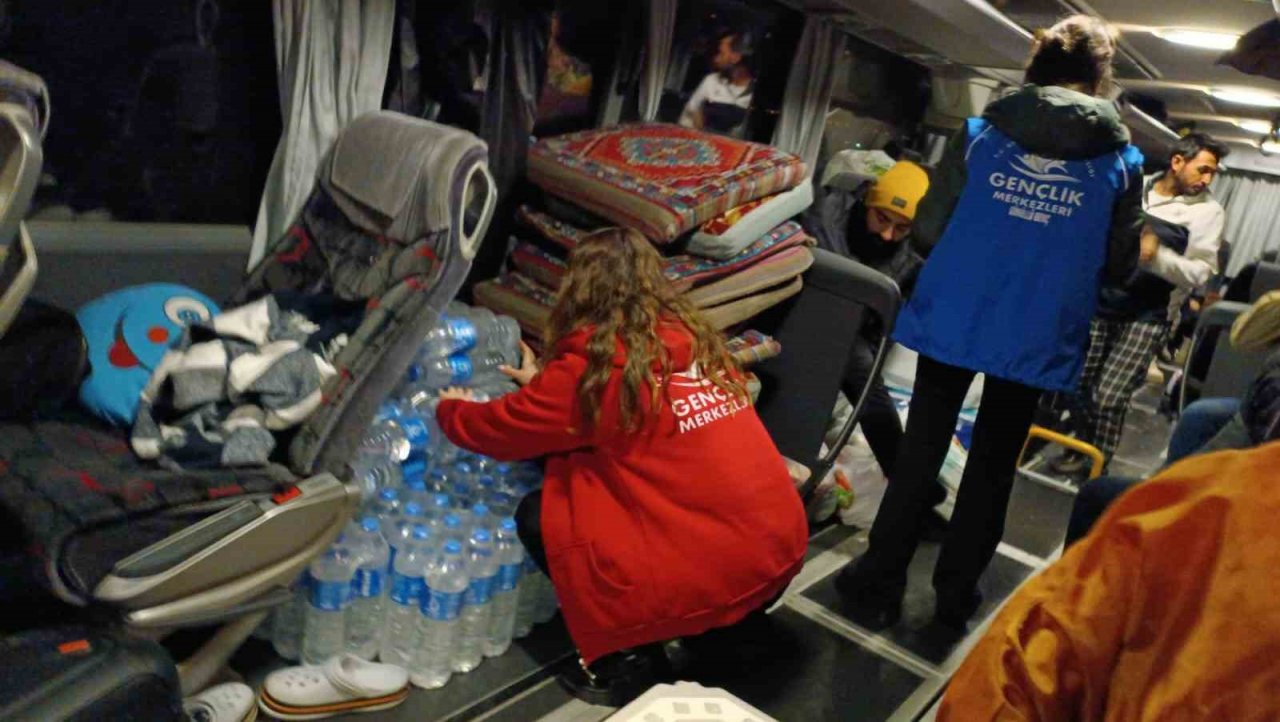 Aydınlı gençler projeyi yarım bıraktılar, depremzedelere koştular