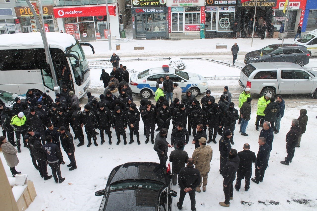 Bayburt Emniyetinden destek gecikmedi: 55 polis deprem bölgesine uğurlandı