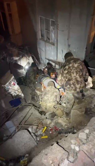 Enkaz altındaki depremzedeyi kadın arama kurtarma eri hayatta tuttu