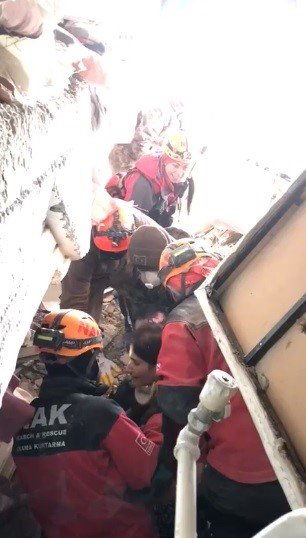 Enkaz altındaki depremzedeyi kadın arama kurtarma eri hayatta tuttu