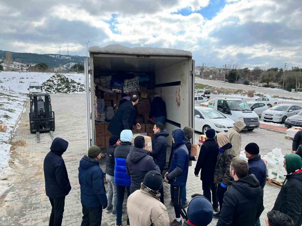 Çanakkale’den 6 TIR dolusu yardım malzemesi deprem bölgesine gönderildi