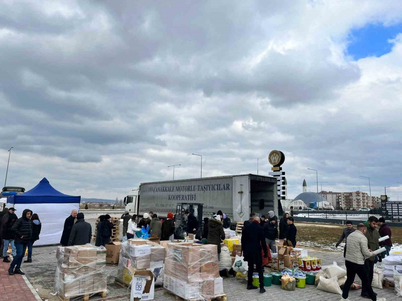 Çanakkale’den 6 TIR dolusu yardım malzemesi deprem bölgesine gönderildi