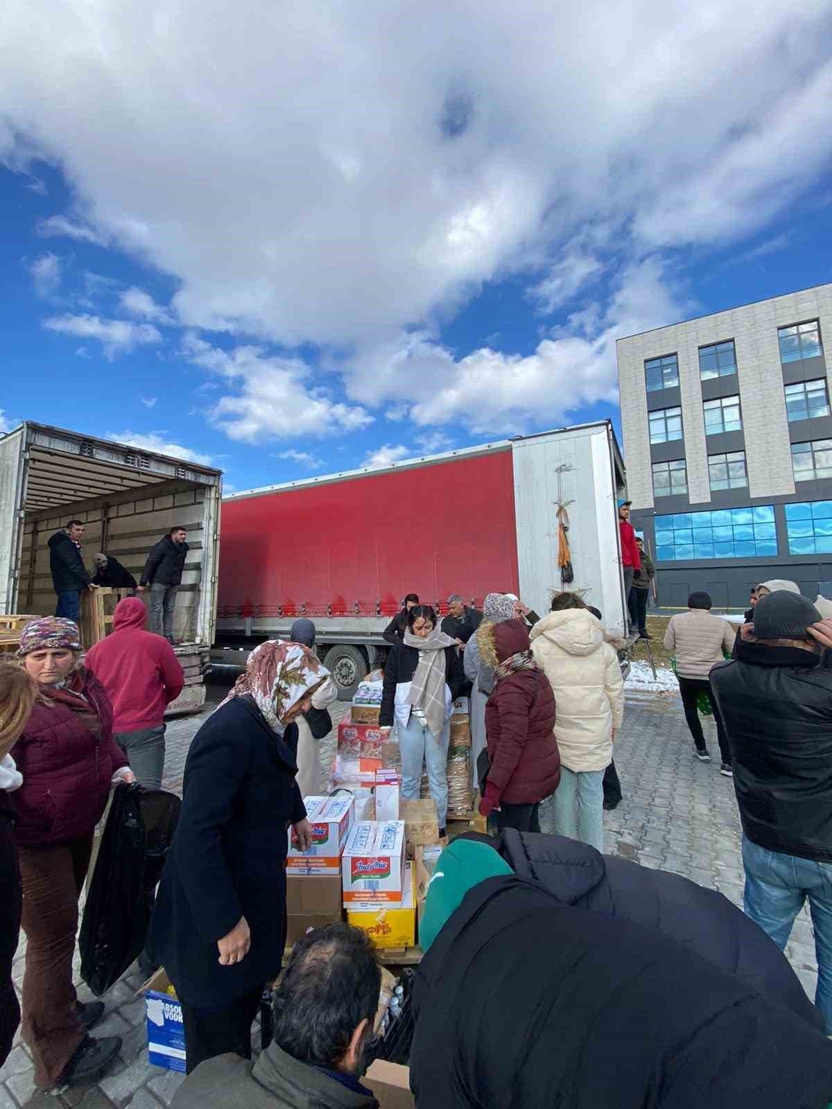 Çanakkale’den 6 TIR dolusu yardım malzemesi deprem bölgesine gönderildi