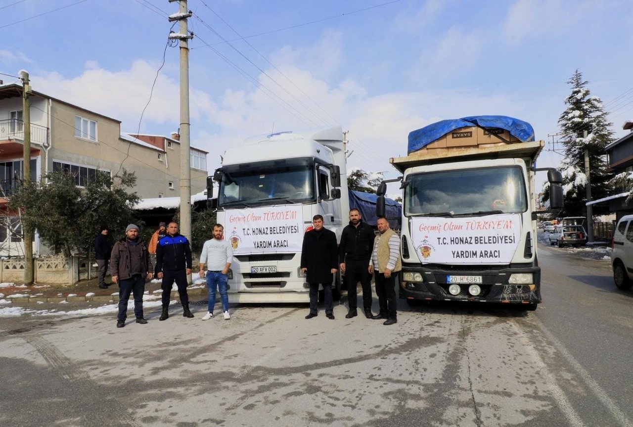 Honaz Belediyesi deprem bölgesine 3 yardım tırı gönderdi