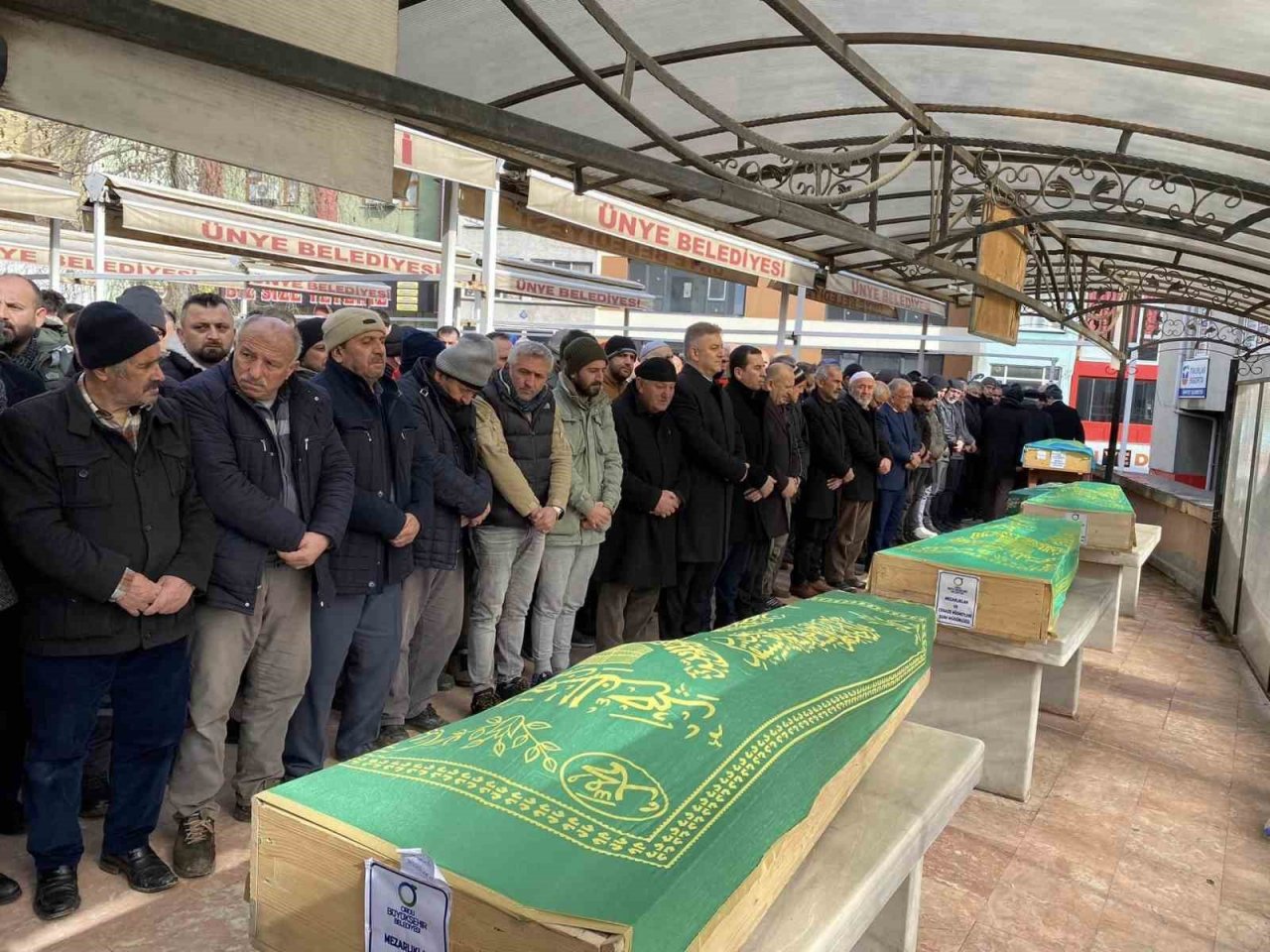 Depremde hayatını kaybeden 5 kişilik aile son yolculuğuna uğurlandı