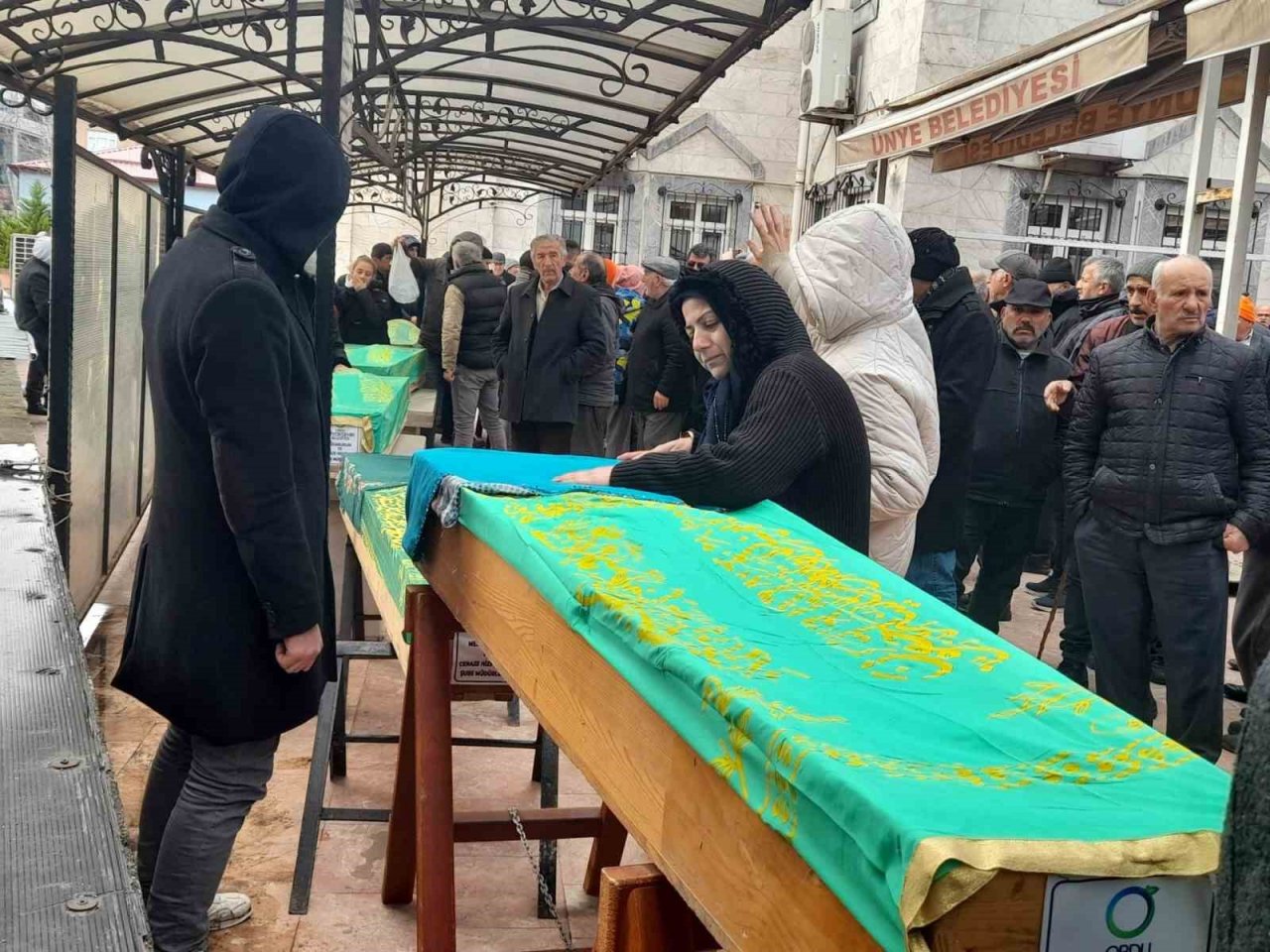 Depremde hayatını kaybeden 5 kişilik aile son yolculuğuna uğurlandı