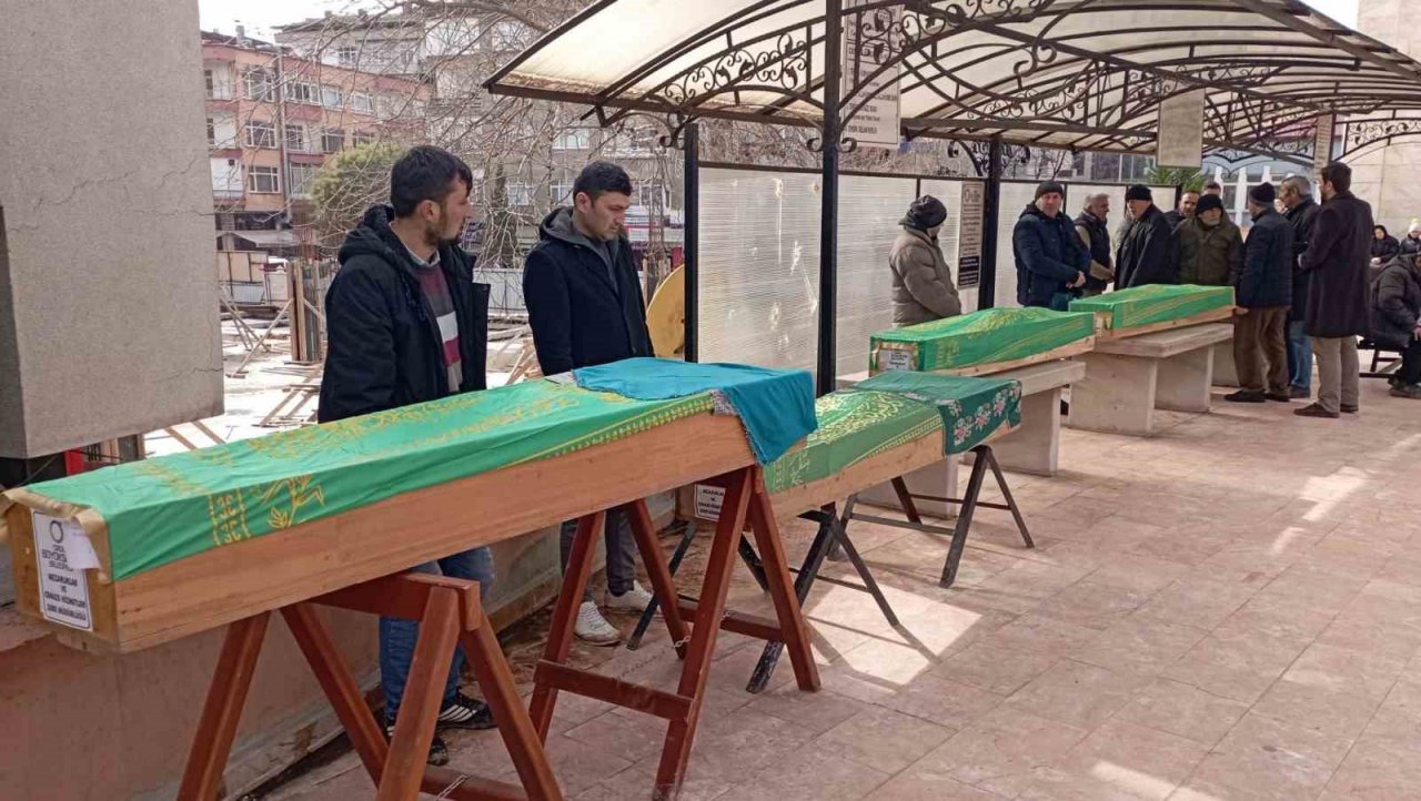 Depremde hayatını kaybeden 5 kişilik aile son yolculuğuna uğurlandı
