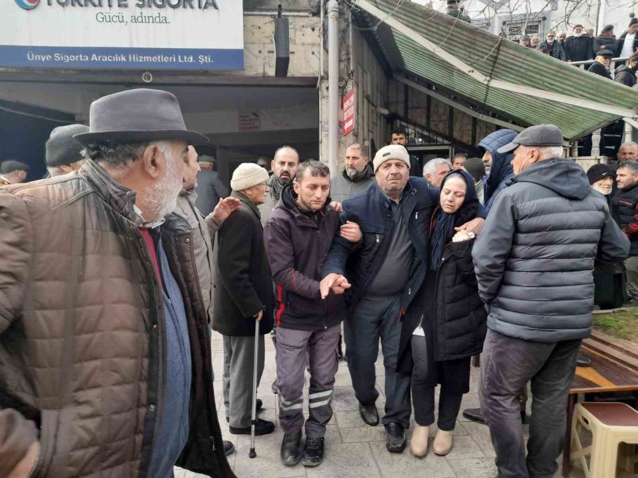 Depremde hayatını kaybeden 5 kişilik aile son yolculuğuna uğurlandı