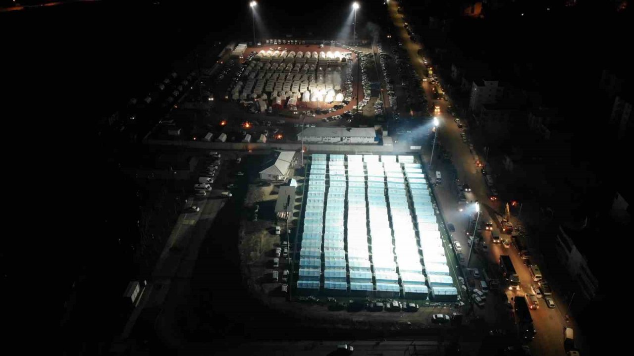 Depremin hayatı felç ettiği Adıyaman’da kurulan çadır kent havadan görüntülendi