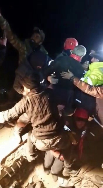 73 saat sonra gelen mutluluk: 3 kişilik aile kurtarıldı