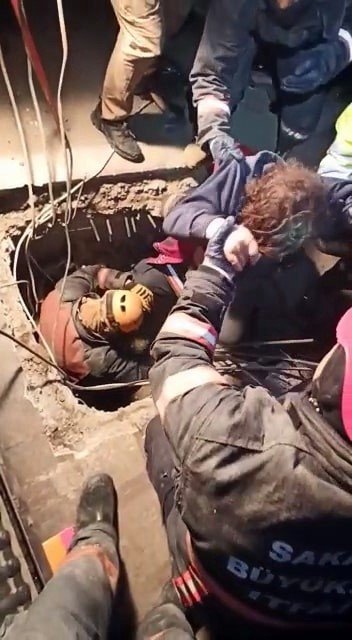 73 saat sonra gelen mutluluk: 3 kişilik aile kurtarıldı