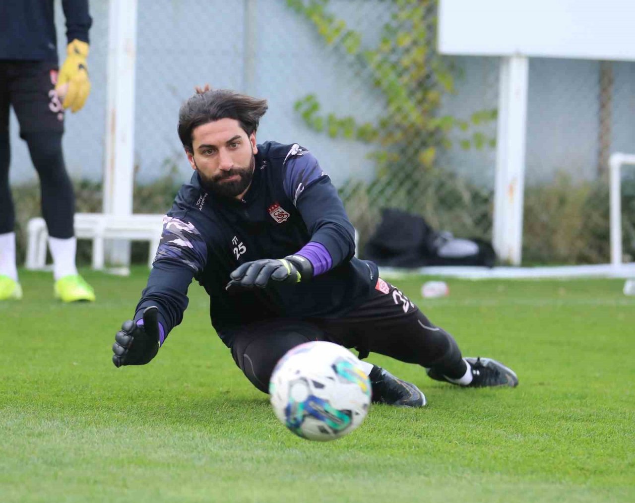 Sivassporlu Muammer’den yardım çalışmalarına destek