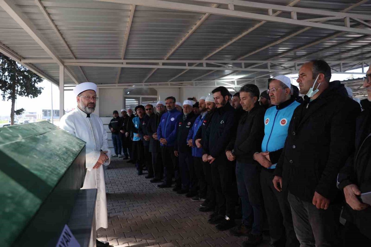 Diyanet İşleri Başkanı Erbaş, depremde hayatını kaybeden anne ve oğlunun cenaze namazını kıldırdı