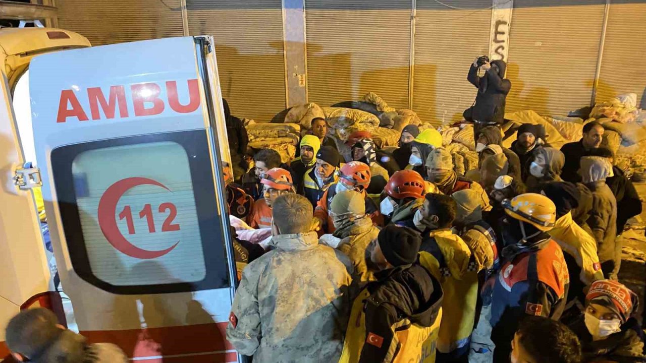 Diyarbakır’da 72 saat sonra bir kadın canlı olarak enkaz altından çıkartıldı