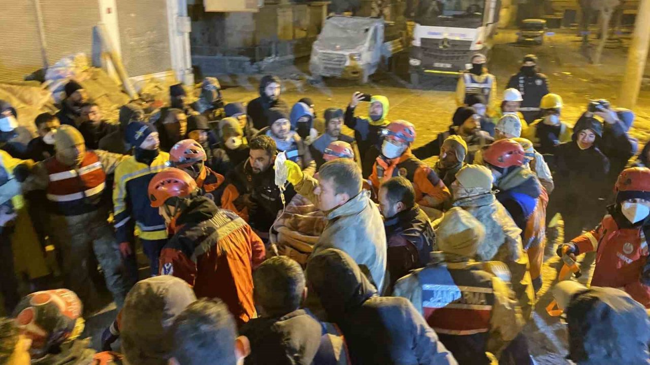 Diyarbakır’da 72 saat sonra bir kadın canlı olarak enkaz altından çıkartıldı
