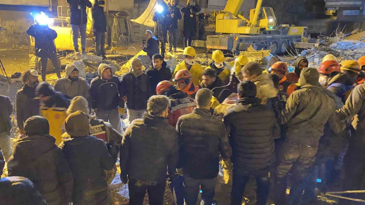 Diyarbakır’da 72 saat sonra bir kadın canlı olarak enkaz altından çıkartıldı