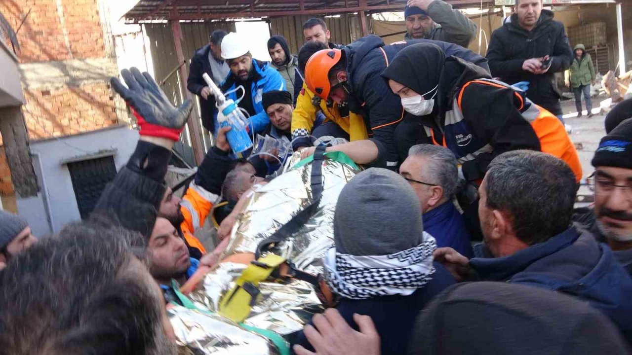 Depremin 4’üncü gününde anne kız enkazdan sağ çıkartıldı