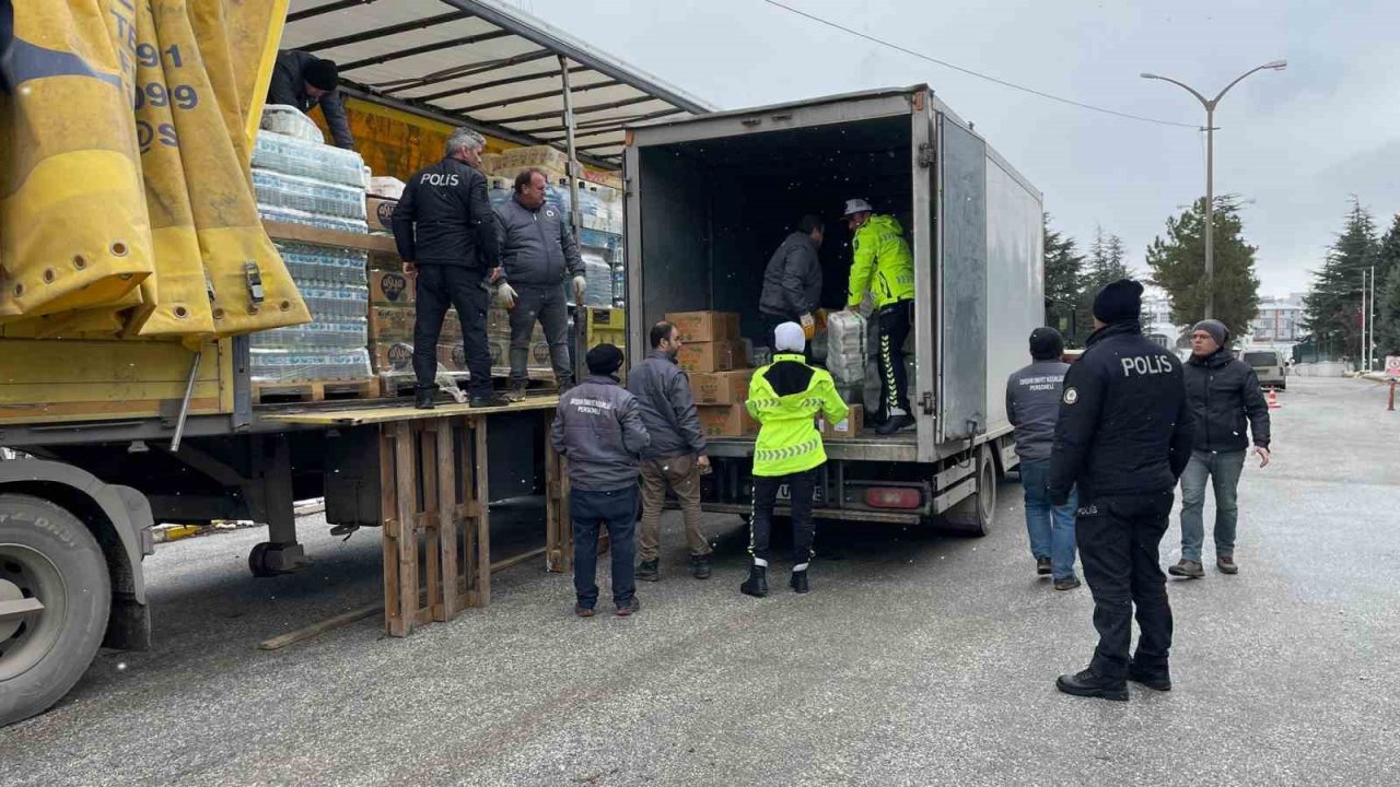 Eskişehir emniyeti 4 tır yardım malzemesi gönderdi