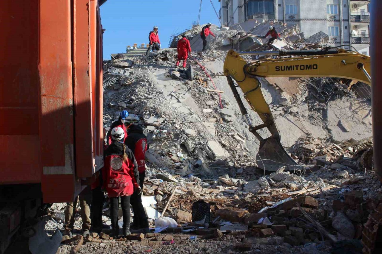 Emre apartmanında 72 saat sonra umutlar yeniden yeşerdi