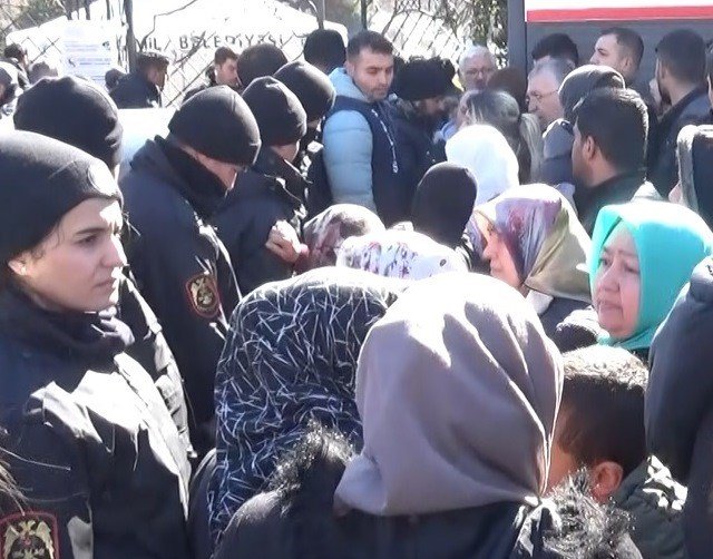 Cumhurbaşkanı Erdoğan’ı görebilmek için polise sımsıkı tutundu