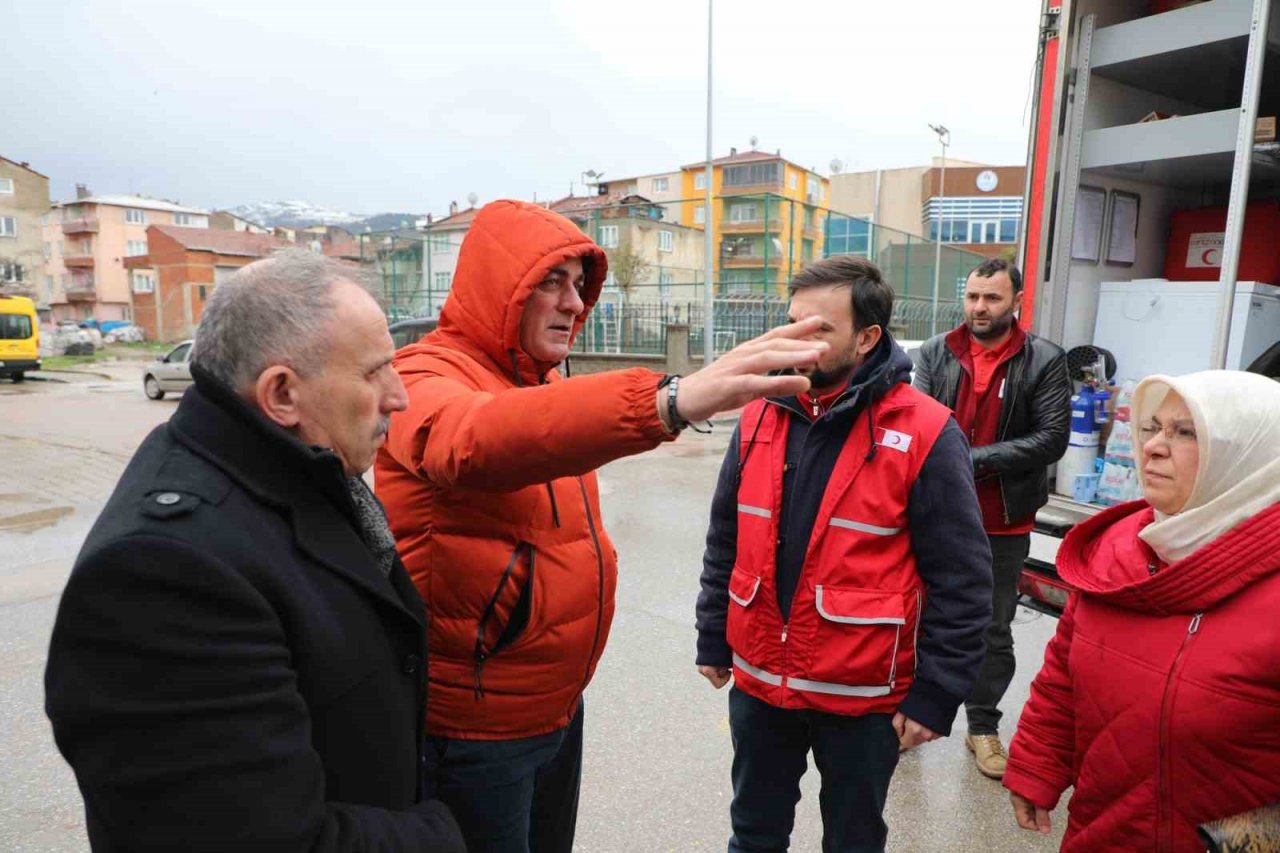 Gemlik’ten depremzedelere 32 tır yardım