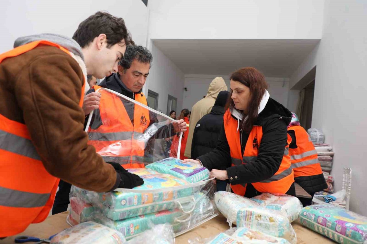 Gemlik’ten depremzedelere 32 tır yardım
