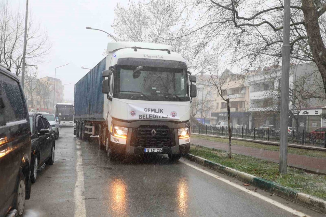 Gemlik’ten depremzedelere 32 tır yardım