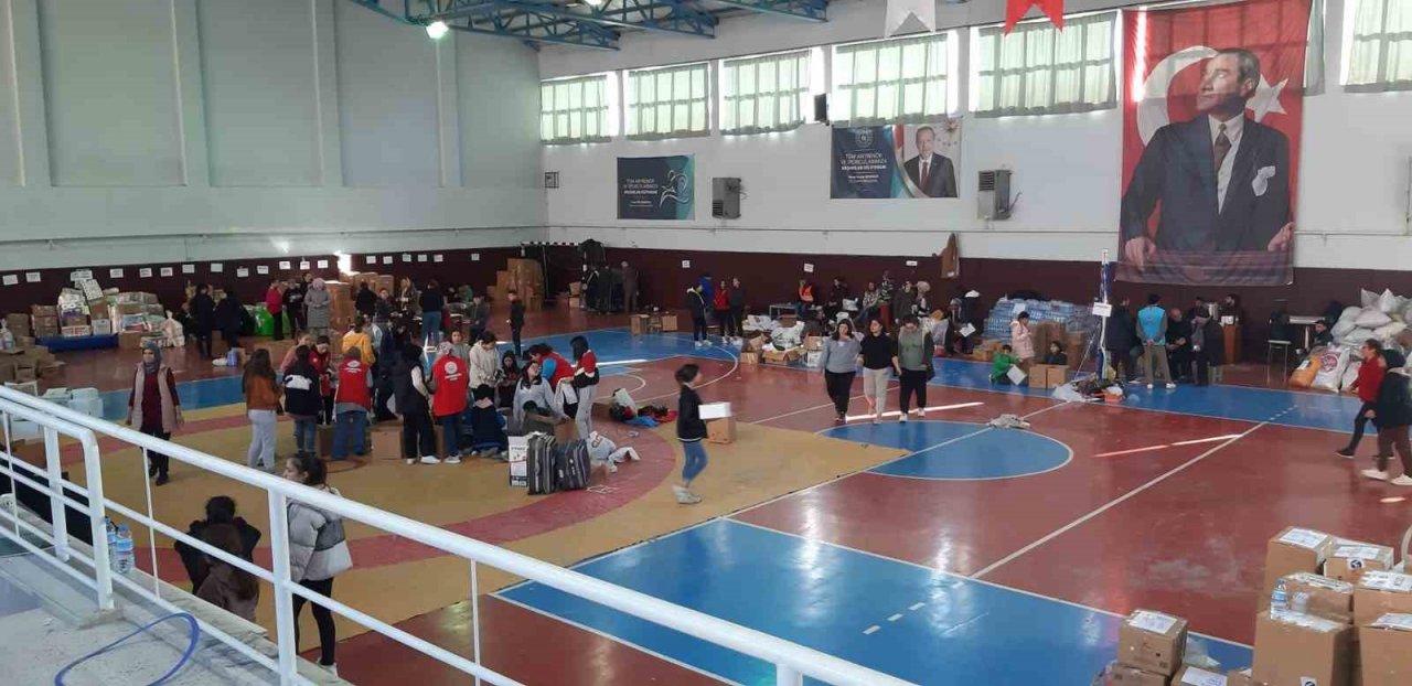 Germencik’te yardım tırları deprem bölgelerine gitmeye devam ediyor