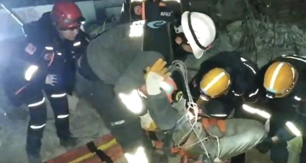 Depremin 70’inci saatinde 8 saatlik çalışma bir can daha kurtardı