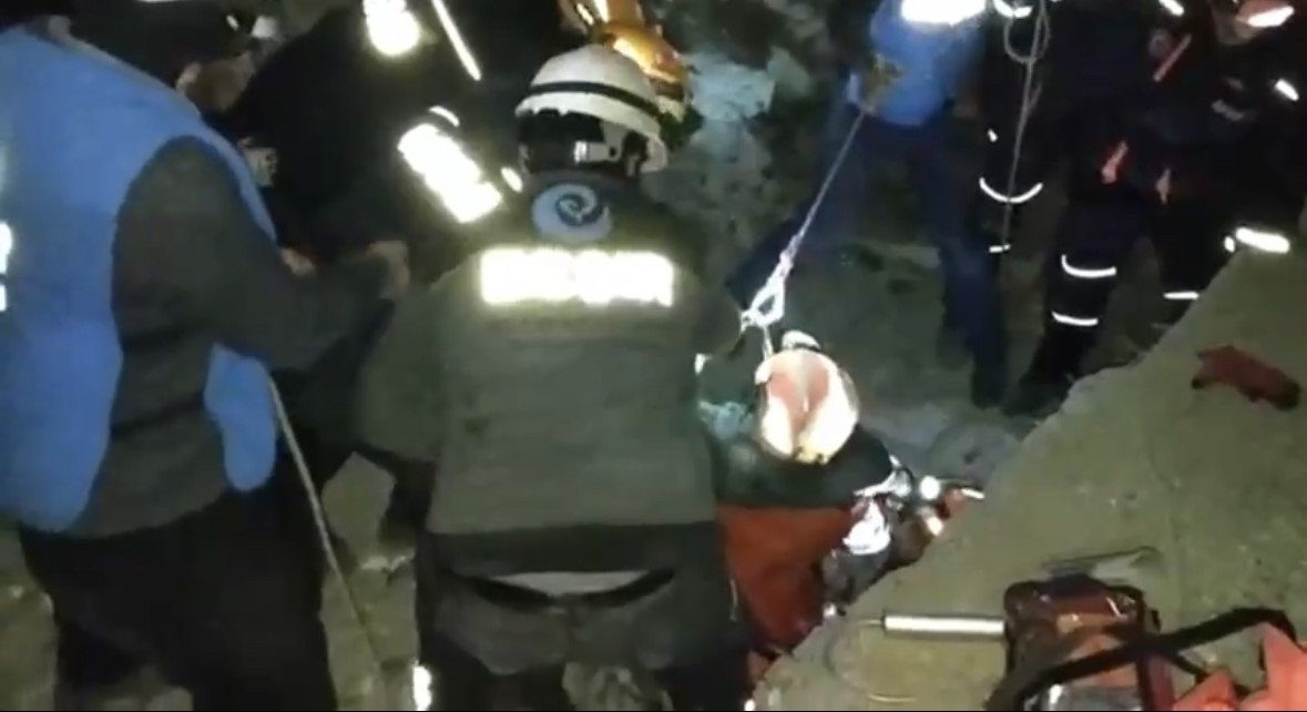 Depremin 70’inci saatinde 8 saatlik çalışma bir can daha kurtardı