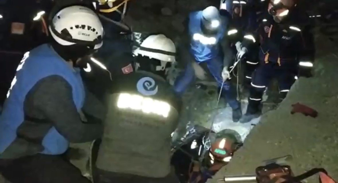 Depremin 70’inci saatinde 8 saatlik çalışma bir can daha kurtardı