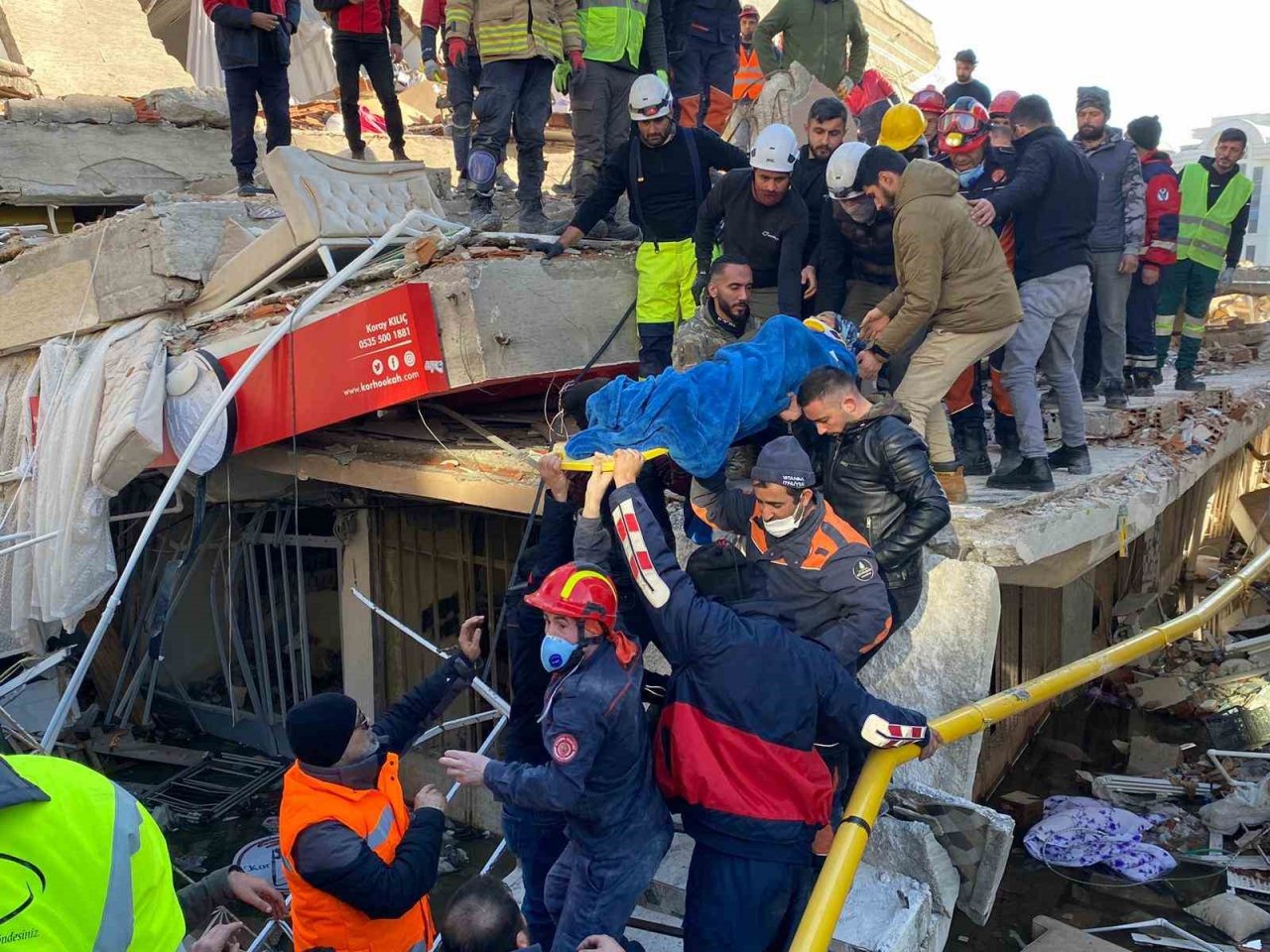 Hatay’da 84 saat sonra enkazdan sevindirici haber: "Hoş geldin Kerem"