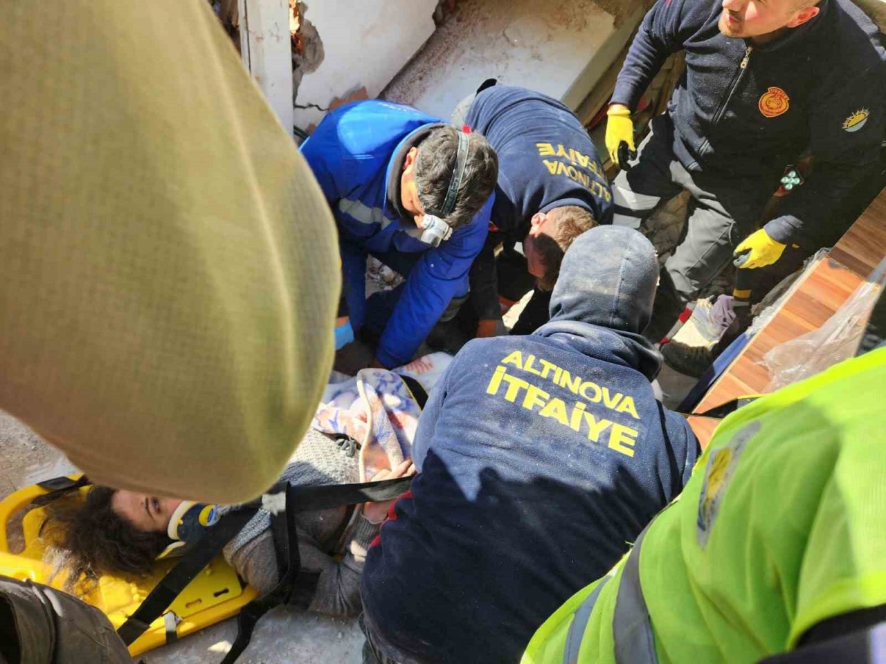 Yalova ekipleri 82 saat sonra enkazda 2’si çocuk 6 kişiyi çıkardı