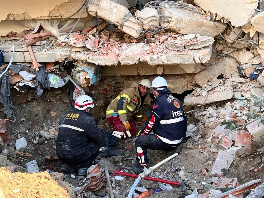 Yalova ekipleri 82 saat sonra enkazda 2’si çocuk 6 kişiyi çıkardı