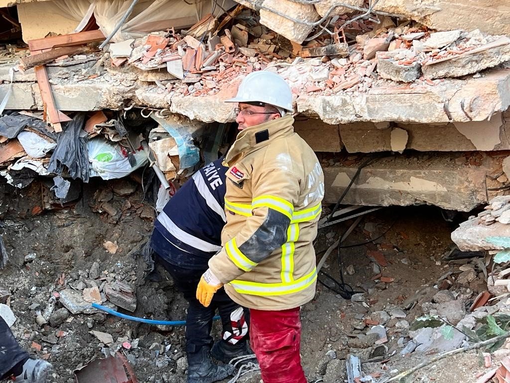 Yalova ekipleri 82 saat sonra enkazda 2’si çocuk 6 kişiyi çıkardı