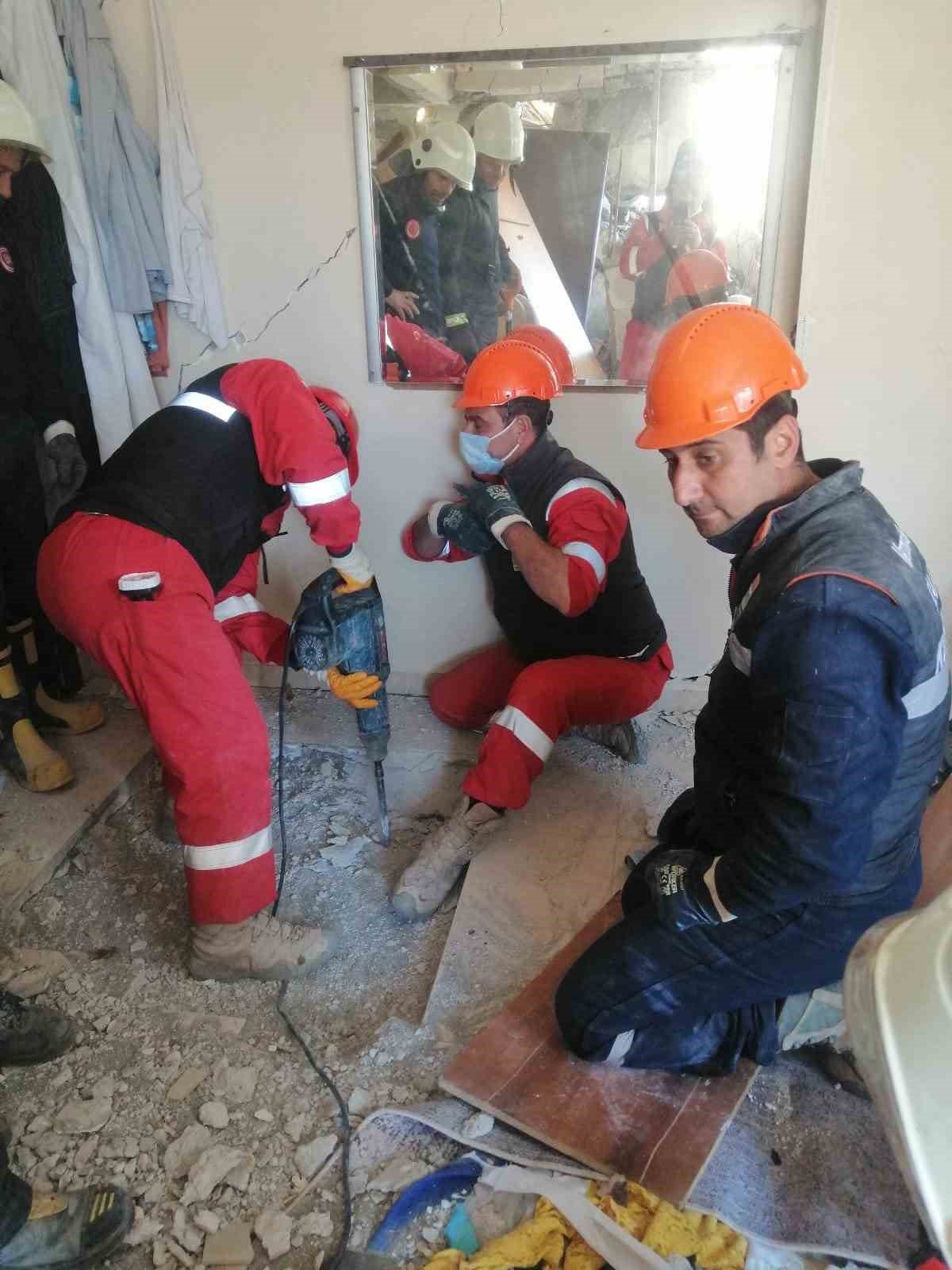 Marmaris Belediyesi ekipleri baba ve 3 kızını sağ olarak kurtardı