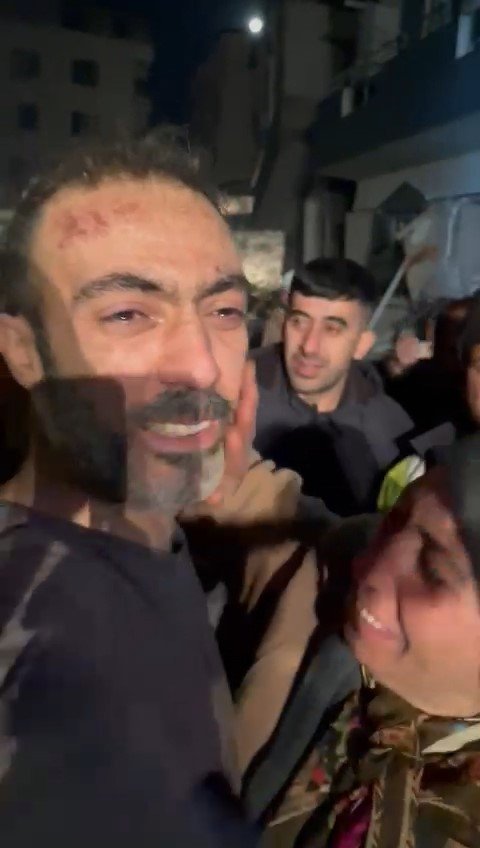 Hatay’da anne ve oğlu depremin 70’inci saatinde kurtarıldı