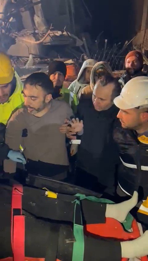 Hatay’da anne ve oğlu depremin 70’inci saatinde kurtarıldı