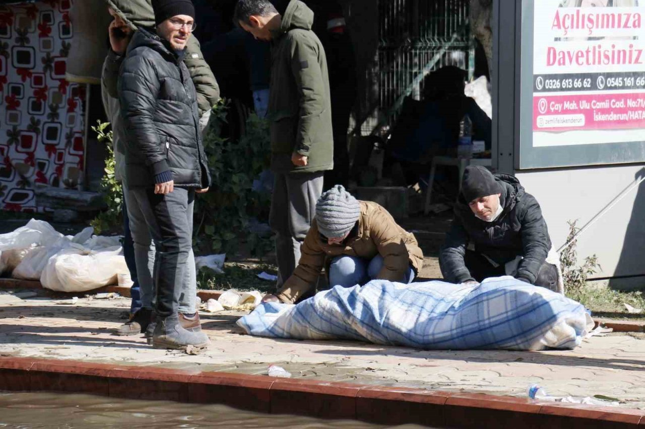 Enkazdan ölü çıkarılan yakınlarının ardından gözyaşı döktüler