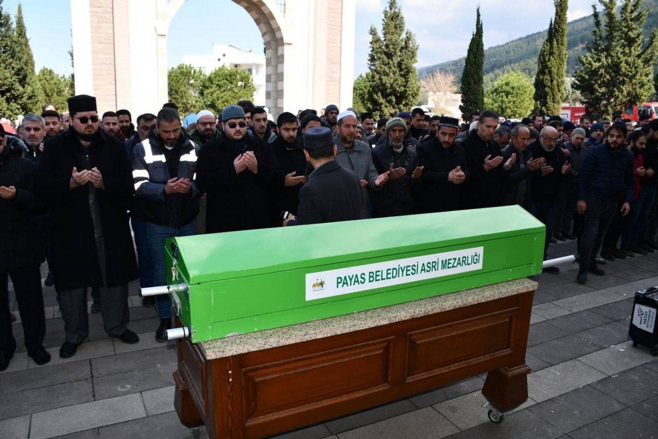 Payas’ta depremde hayatını kaybeden 22 kişi toprağa verildi