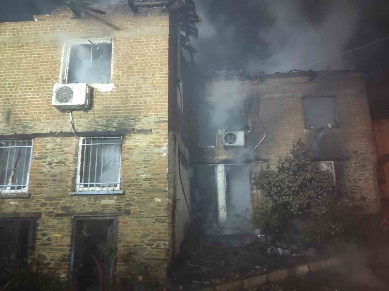 İzmir’deki yangında pencereden atlayan adam hayatını kaybetti